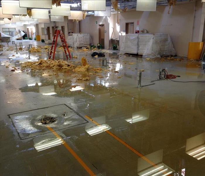 Flooded floor due to ceiling colapsing in commercial building 